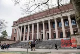 Trump déclare sa détermination à affronter harvard sur les admissions