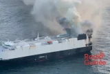 Au large de l'alaska, un cargo transportant des véhicules électriques prend feu